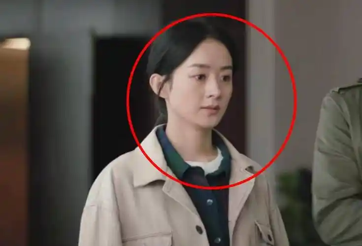 原创赵丽颖挑战超霸气新角色纯素颜出镜被怼脸拍33岁状态太真实