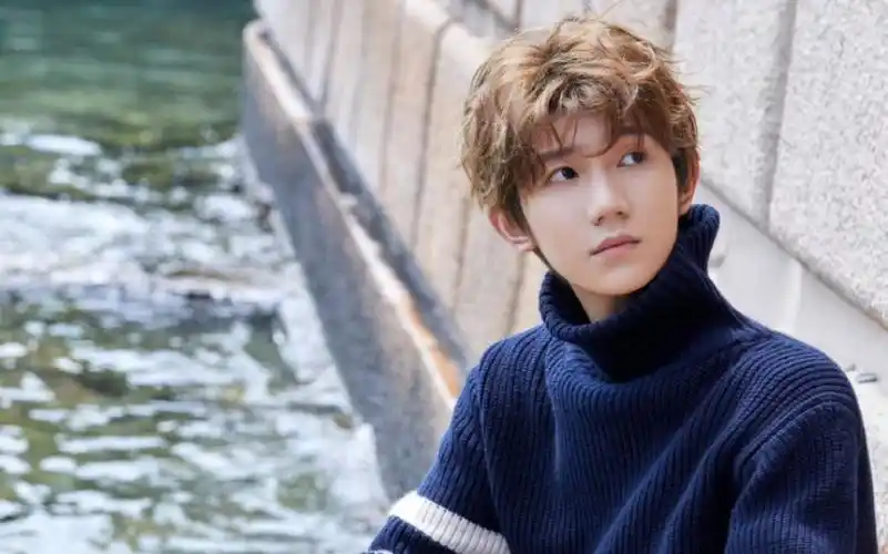 王源上海场:《姑娘》现场交我们有节奏的摇荧光棒,源源真的超温柔超暖