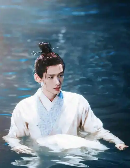 所以小编这里发出来了许多男明星男流量的古装扮相 邀请大家一同欣赏