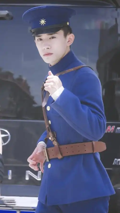 易烊千玺军装照真的是气场十足,军装照也太帅气逼人了些,不得不说弟弟