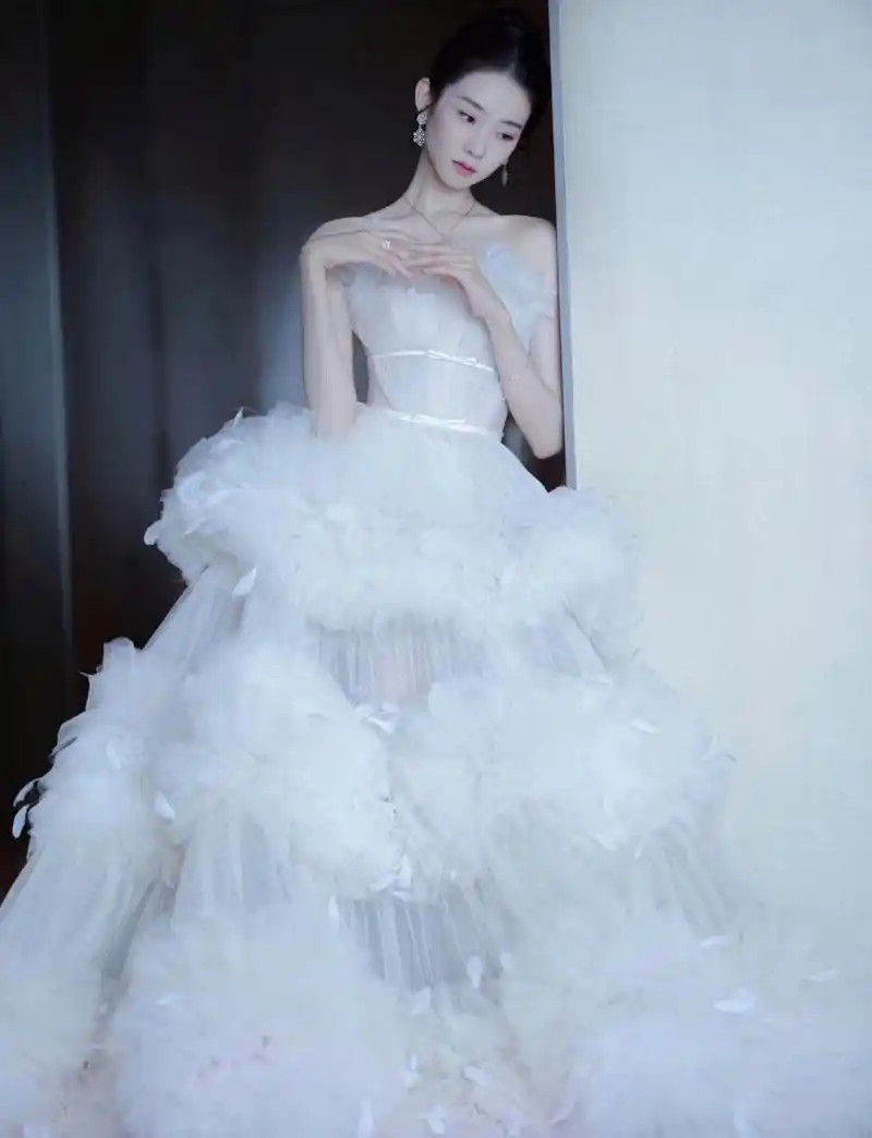 明星动态# #明星穿搭# #张艺凡