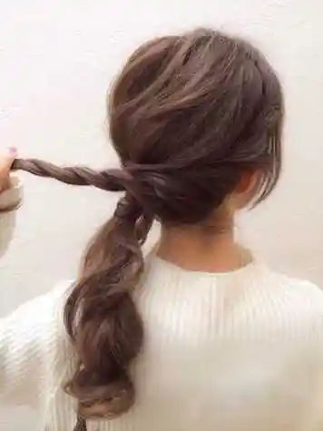 长卷发怎么扎好看 低马尾扎发尽显女人味(3)