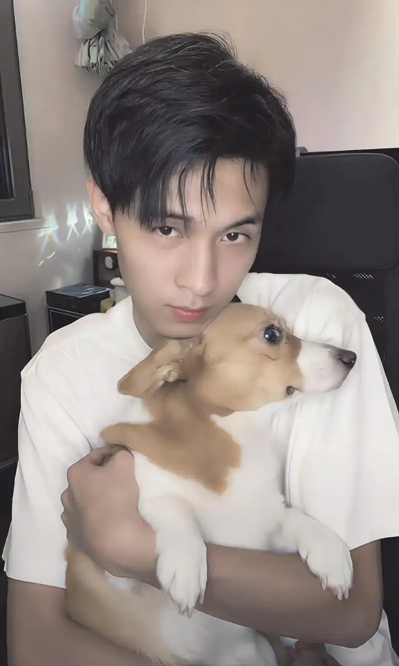 秦霄贤是我见过唯一一个抽烟喝酒蹦迪还能温柔到骨子里的男孩子.