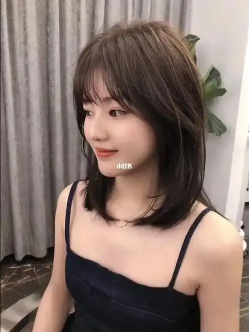 一款绝对减龄发型,初恋头这款发型简单大气,基本不挑脸型搭配一款茶