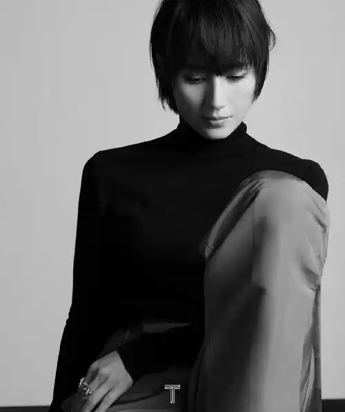 44岁袁泉酷炫大片曝光 生日收到老公夏雨甜蜜表白_新造型_戒指_直视