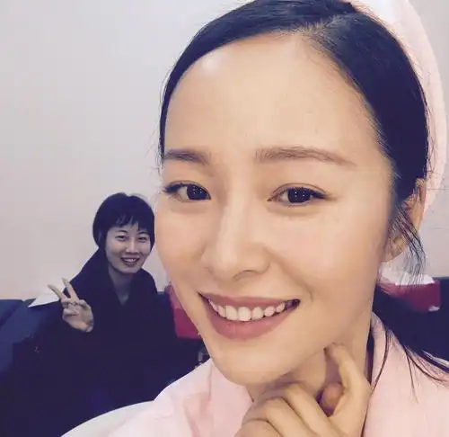 江一燕深夜晒贴脸素颜自拍,意外泄露了自己的新造型