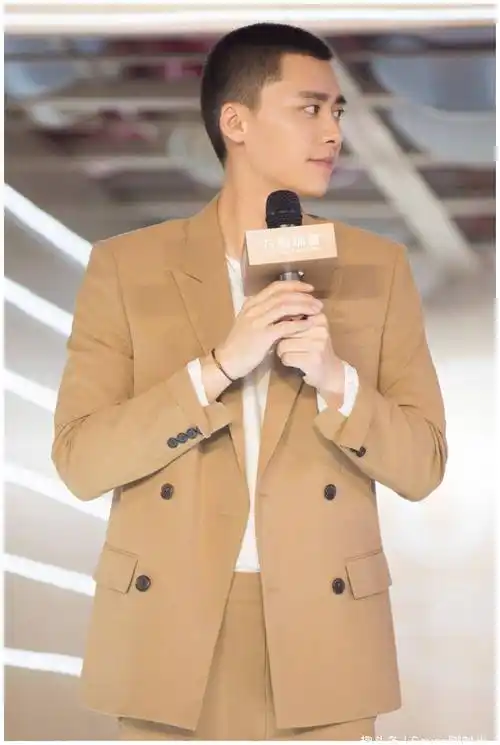 李易峰圆嘟嘟的脸真可爱,黑色牛仔外套搭配长裤,尽显男友魅力