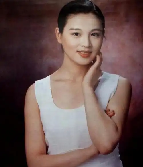 赵明明当红时为爱息影刚出产房就被离婚至今与女儿相依为命