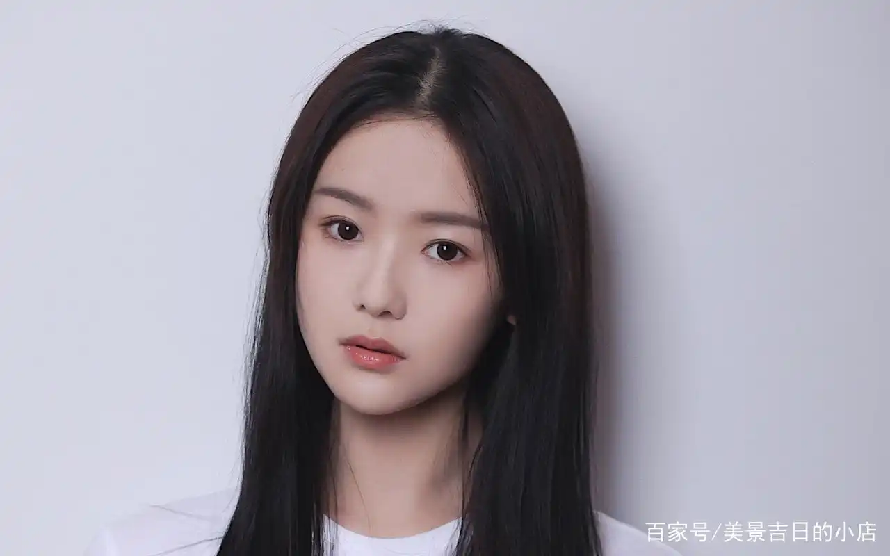 清纯小仙女张馨月,甜美白嫩写真照,肤白貌美,让人心动不已