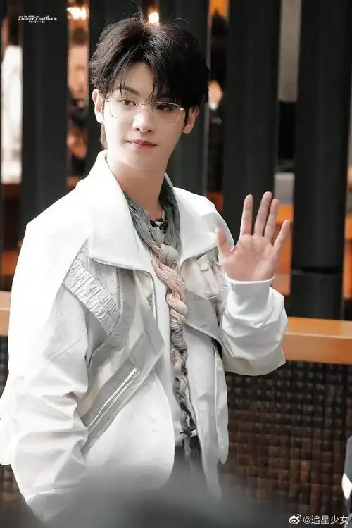 黄明昊密逃5上班路透##黄明昊金丝眼镜造型路透