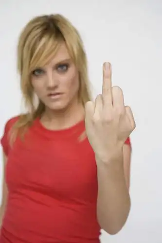 指,阴影,服装,反射,影子,注视,休闲装,方向,衣服,红色,观察,看,手势