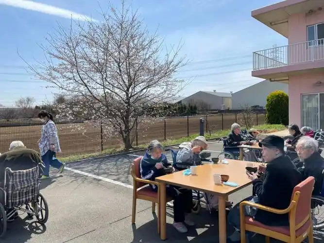 今天给大家分享的是日本冲绳一家特别养老院的老人的日常生活.