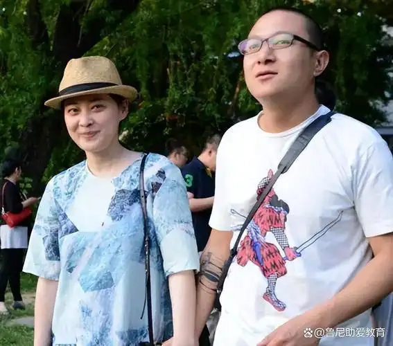 在2012年间,梅婷和自己现在的丈夫曾剑相识,曾剑是一位摄影师,他和