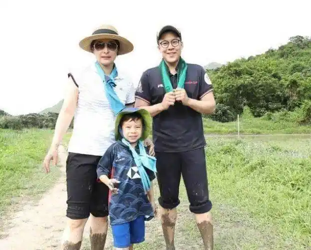 霍启刚郭晶晶一家五口周末爬山,爸爸一人带三个孩子,背影好温馨_活动