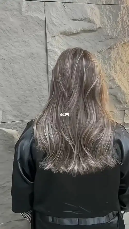 图片灰白色染发图片挂耳染头发图片法式画染深色染发画染分区浅色染发