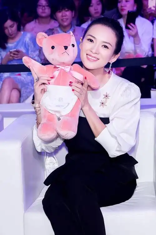 章子怡亮相双十一晚会,手中的可爱小熊收到观众钟爱!_手机搜狐网