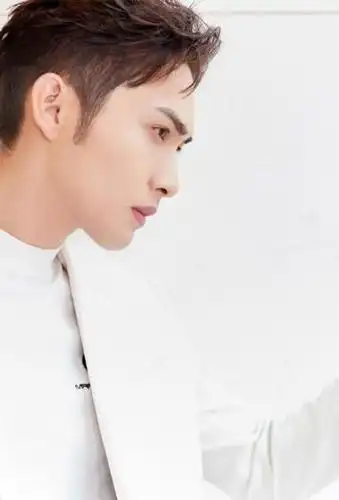 简介:张彬彬精致帅气写真图片,分享一组张彬彬图片给大家,图中的明星