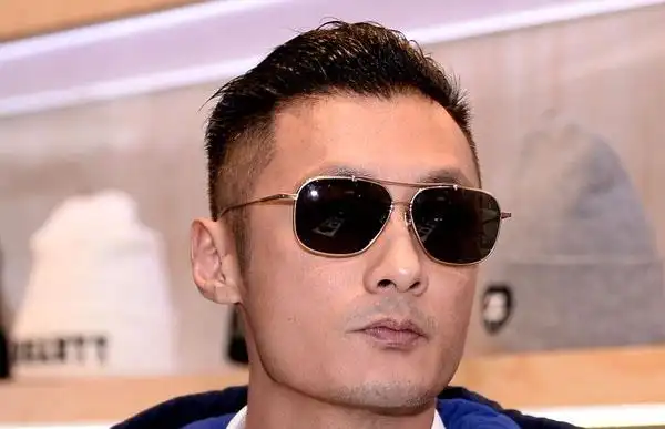 除了两边剃掉的发型之外,余文乐经常用各种潮帽遮盖他的发型,短发搭配