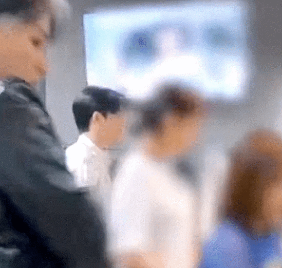 exo都敬秀被爆在音放节目休息室抽烟引热议,网友:垃圾,没品