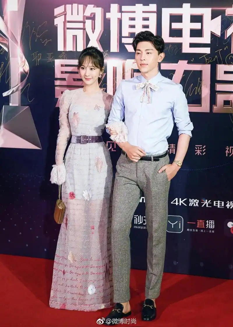 新浪娱乐讯 2017微博电视影响力盛典今晚据悉下那个,杨紫携手邓伦现身