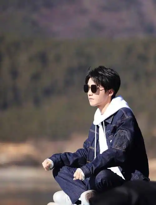 王俊凯《恰好是少年》大片 被暖阳笼罩温柔满溢_风景画_双拳_卫衣