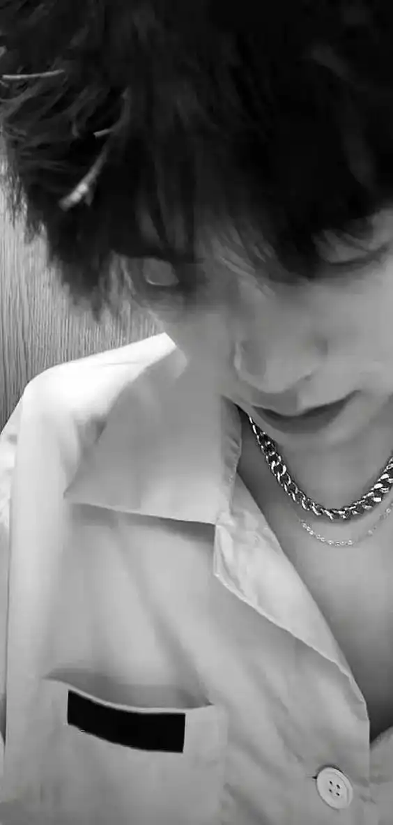 我不喜欢抽烟的男生,但是余庆伟是例外,抽大炮我都喜欢@不是老 - 抖音