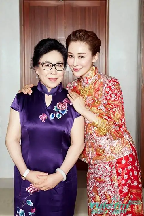 演员周扬完婚 中式金凤刺绣婚服尽显古典美