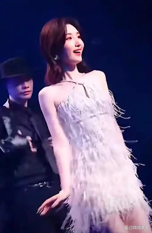 注意看,宝藏女孩毛晓彤,以惊艳的出场诠释了什么叫做"最美拉丁舞娘".