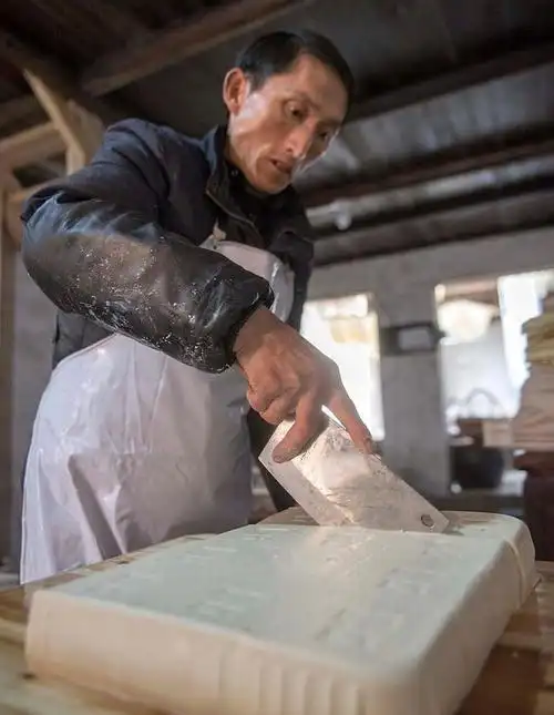 与清汤白菜般化腐朽为神奇,这豆腐卤水底汤和香料有丰富内涵|卤水