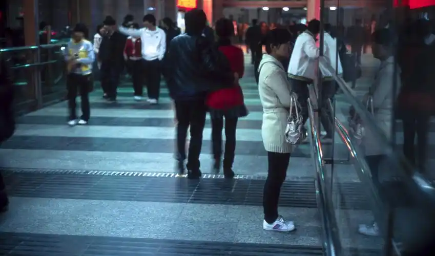 2012,郑州,夜晚匆匆的路人和走廊.