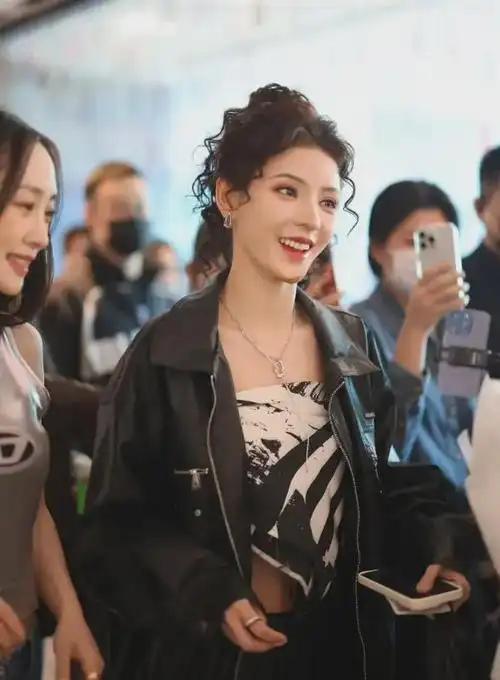 王思聪前女友张予曦真会玩把丝巾当抹胸穿太撩人