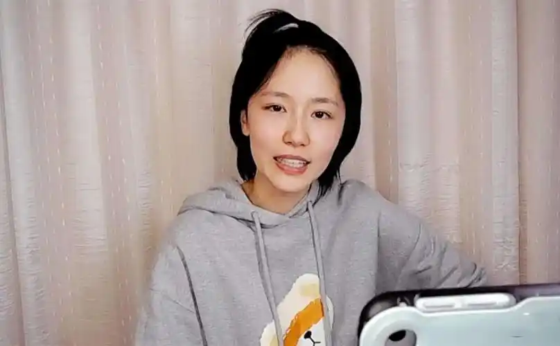 走红之后,成果多次以素颜,真实等关键词上过热搜.