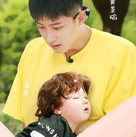 《放开我北鼻第三季》黄景瑜与豪豪搭档,两人日常负责呆萌搞笑