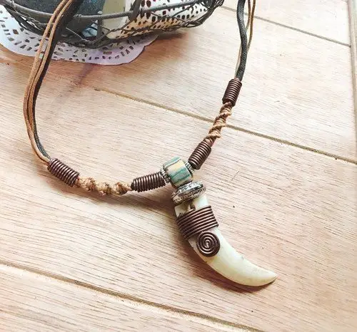 彩丝山猪獠牙项链