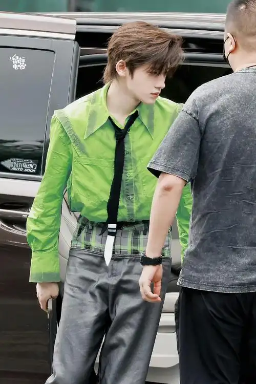 宋亚轩荧光绿衬衣#这肩膀,这大长腿,宋亚轩天生衣服架子!身材绝咀子