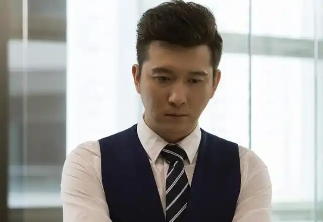 第五位演员周璞,在《安家》中饰演徐文昌的律师同学秦涛,这位老同学