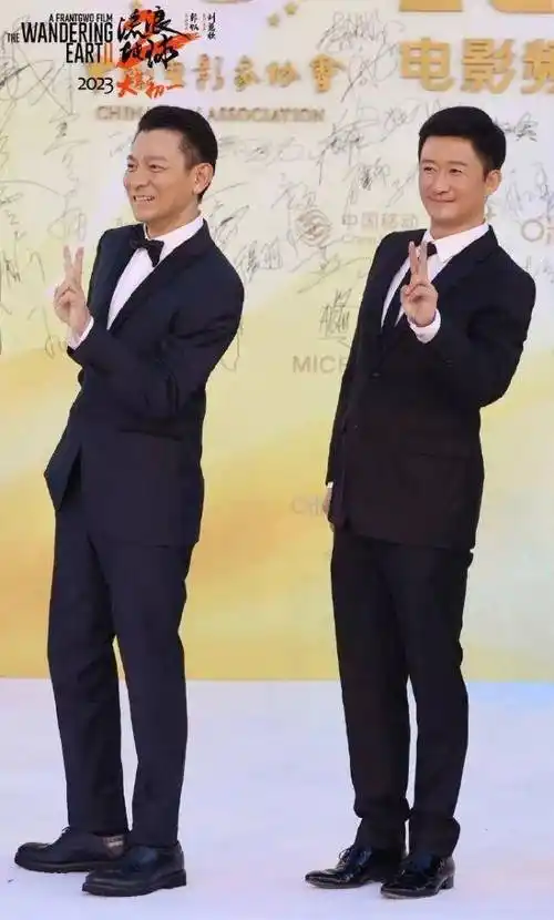 一张票2200元,与刘德华合影4万,吴京2万!影迷怒了_地球_影城_黄牛