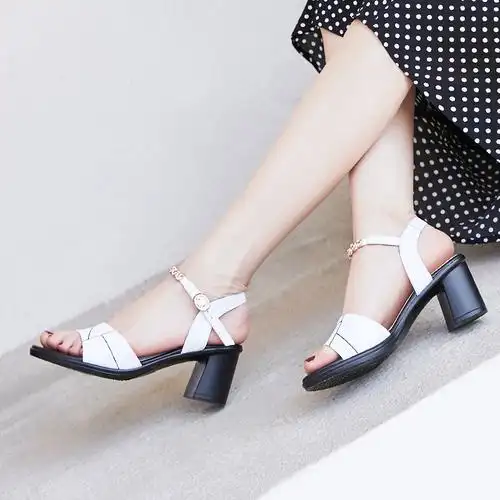 低跟凉鞋女2020夏季新款时尚中年妈妈真皮软底粗跟平底女士鞋子