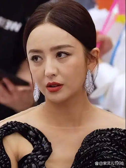 佟丽娅生图,真实自然.脸上虽有了岁月的痕迹,却还是那么美.