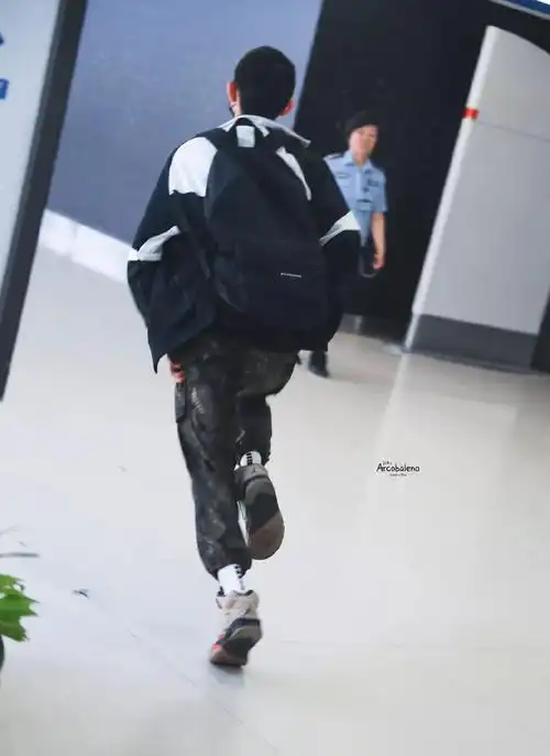 招呼,面对粉丝说再见的王源,在最近的演唱会和机场总是留下告别的背影