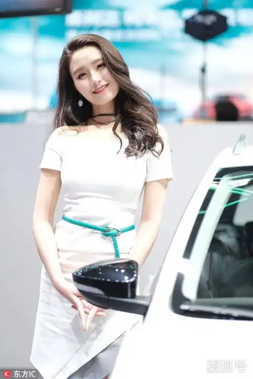 北京车展:斯柯达展台白衣小姐姐对镜头"歪头杀"