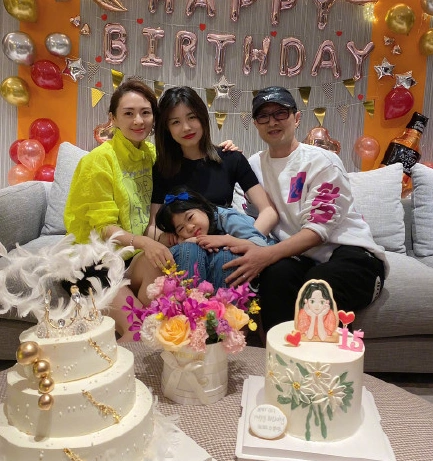 章子怡为继女小苹果庆15岁生日 一家四口其乐融融