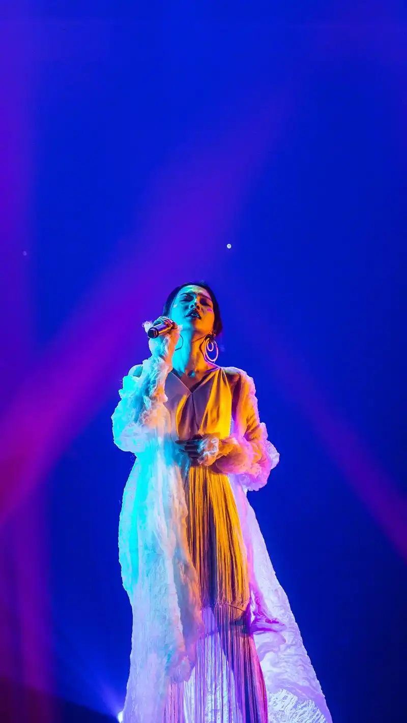 张韶涵舞台照高清手机壁纸