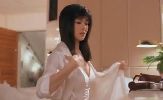 顺便撩了撩头发,真的不要太美,感觉年轻时候的关之琳就像一个精致的