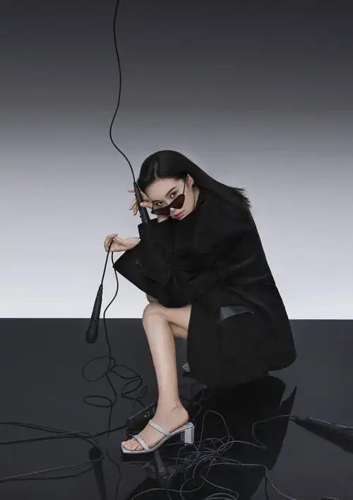 郁可唯怕是明星中的"腿模",穿膝上裙坐凳子上,美腿不输莫文蔚