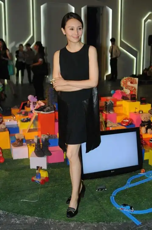 这一身黑色上装搭配袁泉的气场还可以,可是下半身的网格裙子是不是有