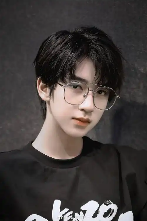 脑供氧不足,脑干缺失到只知道打啊啊啊贺峻霖知道自己戴眼镜,很帅是吧