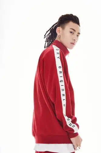 《中国有嘻哈》小鬼首曝写真 青春诠释未来之星 (4)