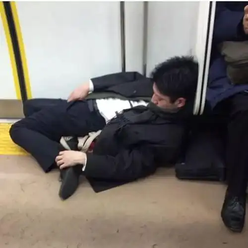 在宿醉街头这件事上,男生们更是"不甘落后"…如果你觉得喝醉只是男人