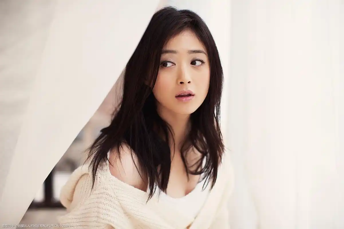 蒋欣最新时尚大片登封面 优雅气质展现灵动之美